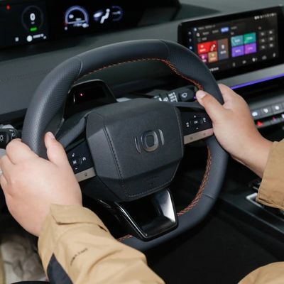 Sistema de travagem eletromagnético para condução segura em Changan Qiyuan A06 Energy Electric Car