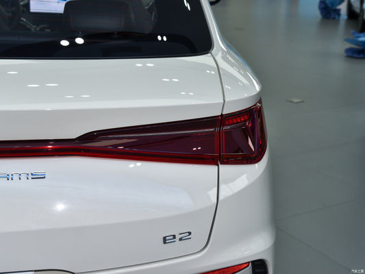 Veículos elétricos 2024 Byd E2 Lux Edition Branco com braço traseiro de tração de tração
