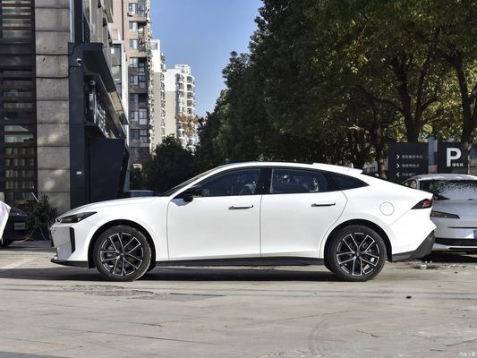 Changan Qi Yuan A06 com cor exterior branca e sistema de travagem hidráulico