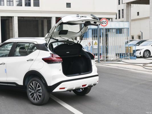 SUV Nissan Kicks 2023 a gasolina com caixa de velocidades automática e design elegante