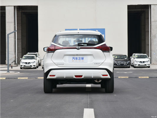 SUV Nissan Kicks 2023 a gasolina com caixa de velocidades automática e design elegante